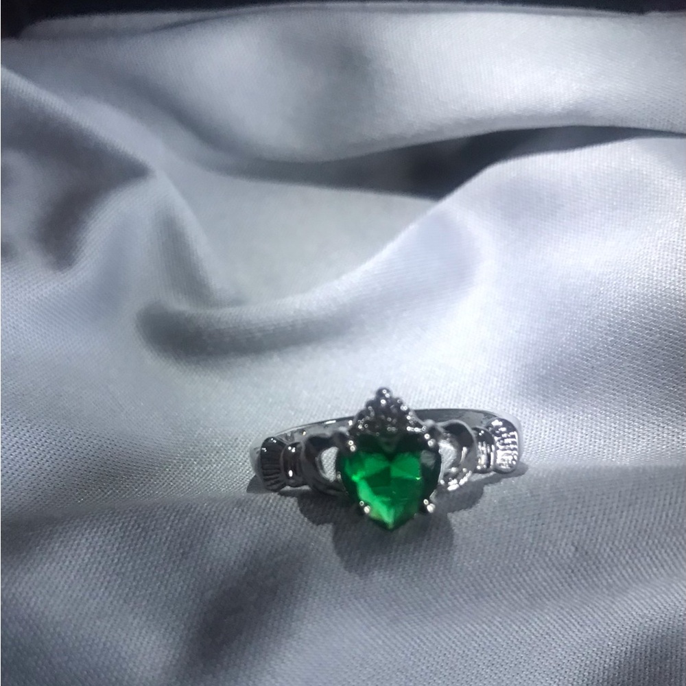 Emerald-Center Silver Claddagh Celtic Ring - Picture 3 of 3